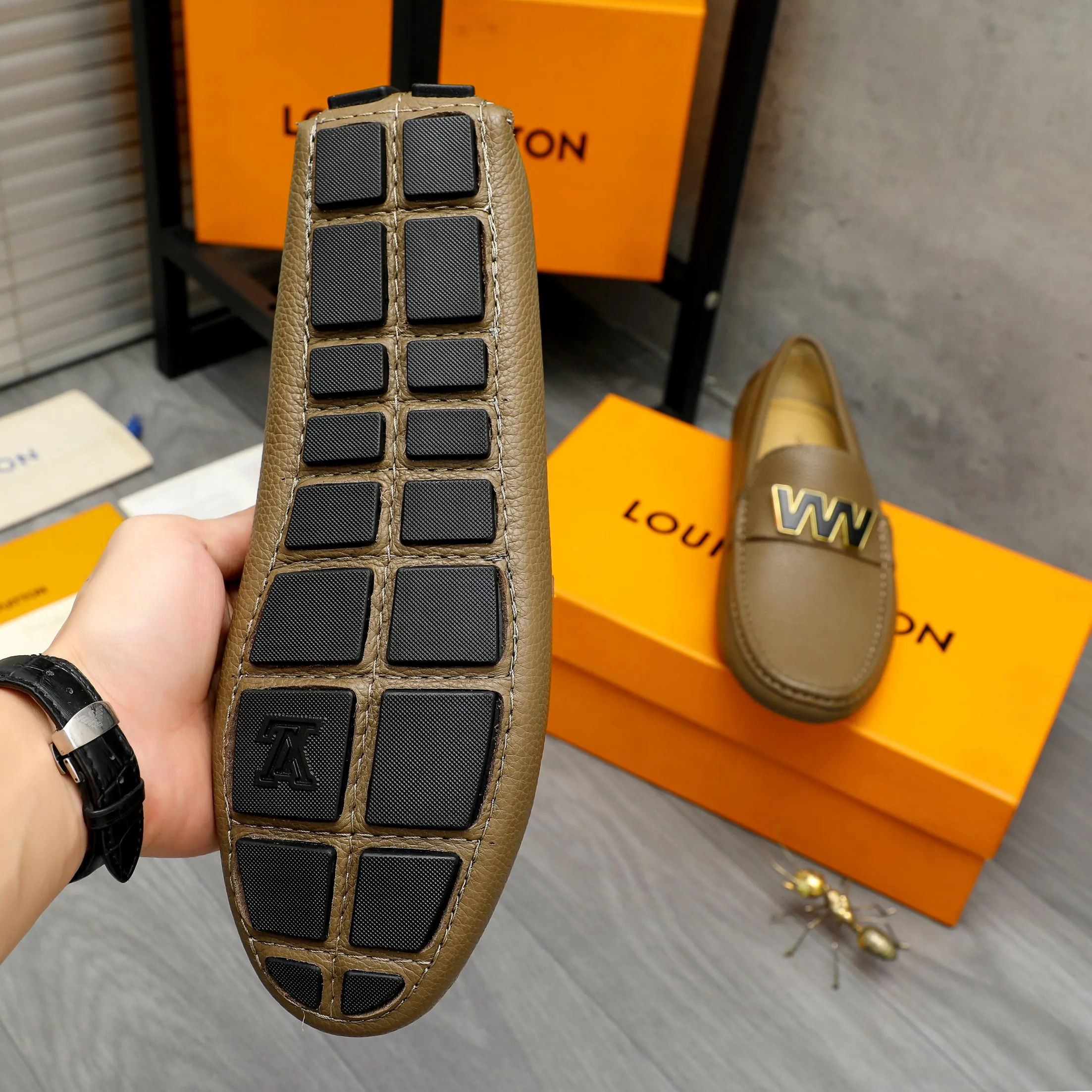 Men's shoes 💰420 Product trademark: LV "Louis Vuitton" casual slip-on shoes Regular size: 38-46 (45.46 custom-made, non-returnable) Product materials: Selected pebbled cowhide upper, sheepskin lining, original rubber outsole